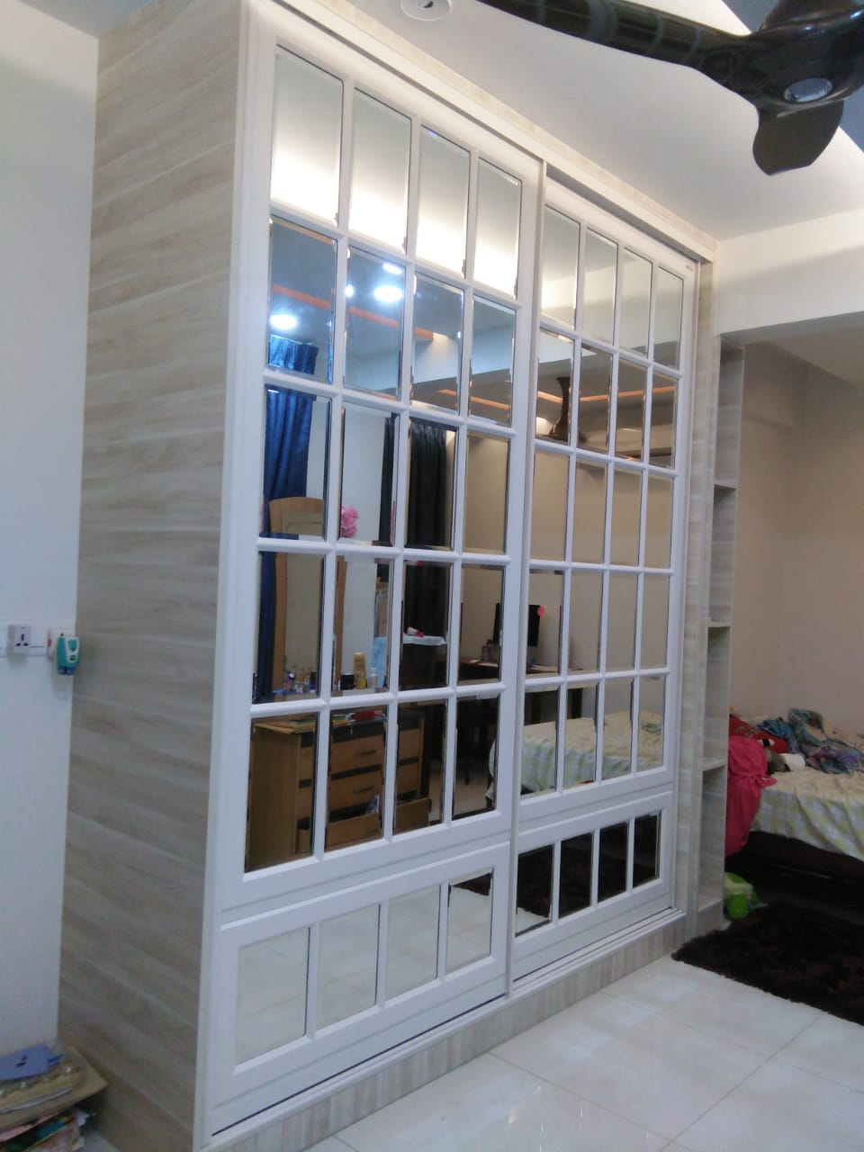 lacquer-glass-wardrobe-dealers-manufacturers-in-gurgaon-gurugram-india-top-dealers-manufacturers-in-gurgaon